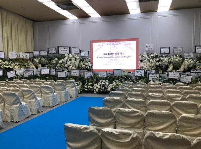 赌王|赌王扶灵场面震撼！占据半壁江山的商政大佬现身，大屏幕展示影像