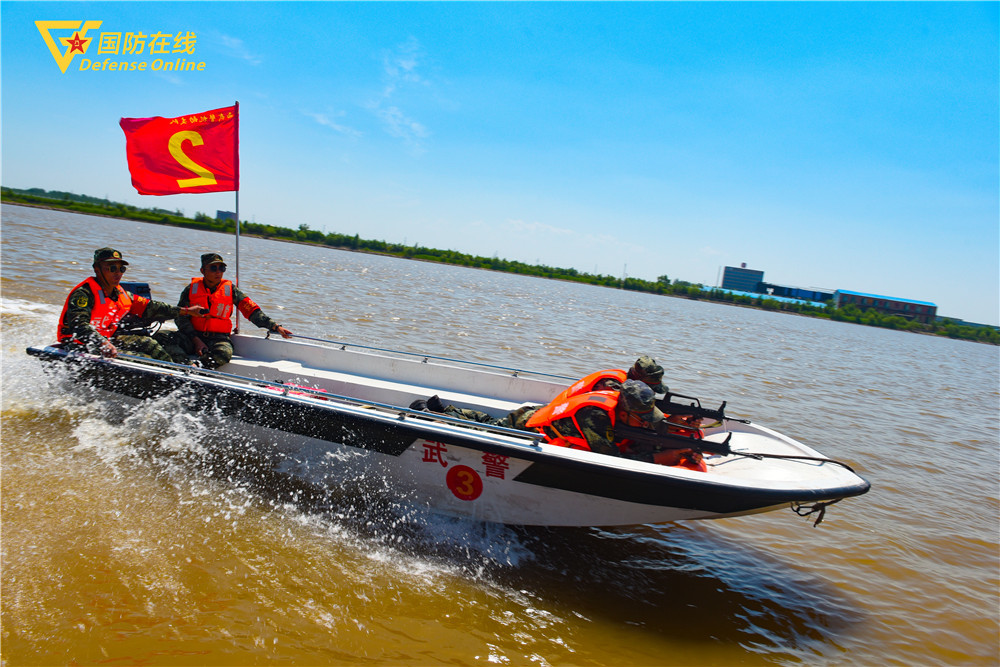 乘风破浪武警某部官兵组织开展冲锋舟水上救援训练