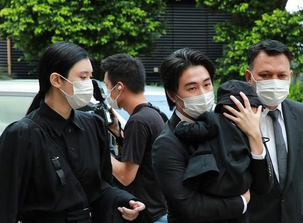 谢贤|赌王葬礼上，谢贤第一到场，明星媳妇奚梦瑶，准女婿窦骁惹注目