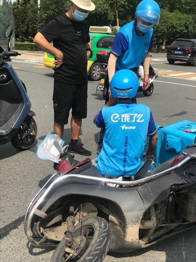 宜昌沿江大道,外卖小哥被撞,零件,餐具洒落一地!