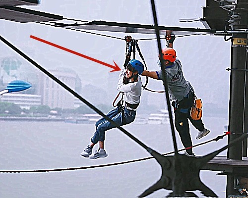 郑爽到底有多瘦玩高空游戏困在途中被教练一把提溜下来