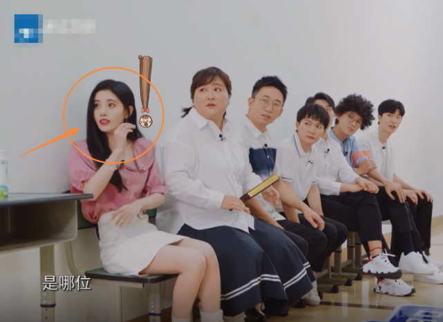 鞠婧祎起身准备进屋面试,镜头扫过贾玲露出的眼神,我没看错吧