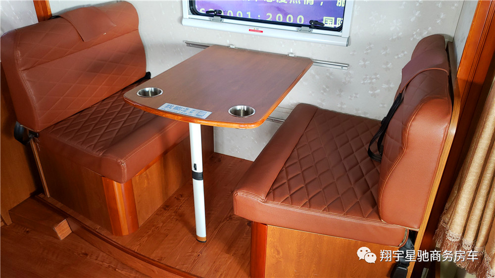 会客区由一组对置卡座沙发和一个可升降桌组成,沙发带有三点式安全带