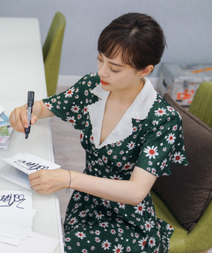 孙俪|孙俪留起长发如“整容”，气质飙升还减龄，邓超改造太成功了