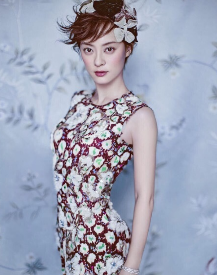 孙俪|孙俪留起长发如“整容”，气质飙升还减龄，邓超改造太成功了