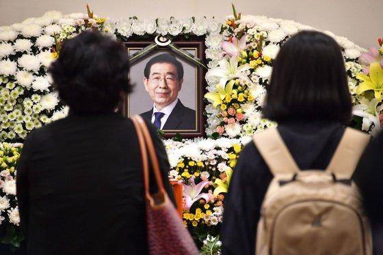 首尔市|首尔市长死后仍陷入性丑闻余波：8万民众反对市葬，遗属将追究名誉损失