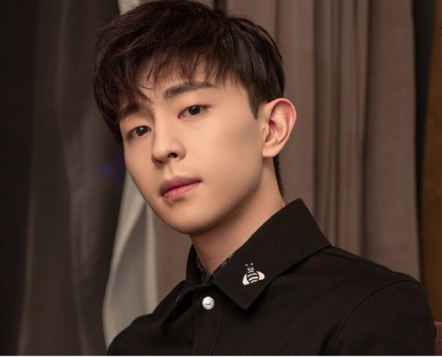 邓伦更博晒照!仅6个字官宣新资源,看清配图粉丝全激动大赞