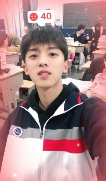 弟弟平时吃了不少梁靖康吧校园文 学霸男主像极了校服版的金城武麻烦