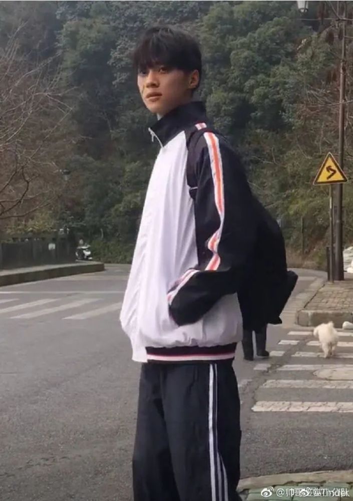 的帅气干干净净的白衬衫少年神似罗云熙好日系一男生时代峰峻进来招人