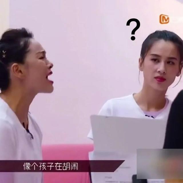 黄圣依|黄圣依公演尬演灵魂出窍，嘴唇狂抖猛然掉泪，却暴露斗鸡眼缺陷