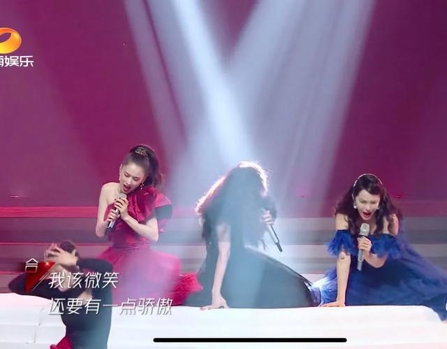 黄圣依|黄圣依公演尬演灵魂出窍，嘴唇狂抖猛然掉泪，却暴露斗鸡眼缺陷