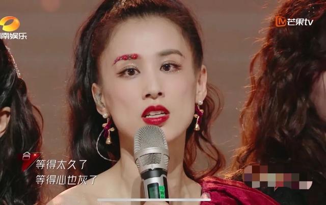 黄圣依|黄圣依公演尬演灵魂出窍，嘴唇狂抖猛然掉泪，却暴露斗鸡眼缺陷