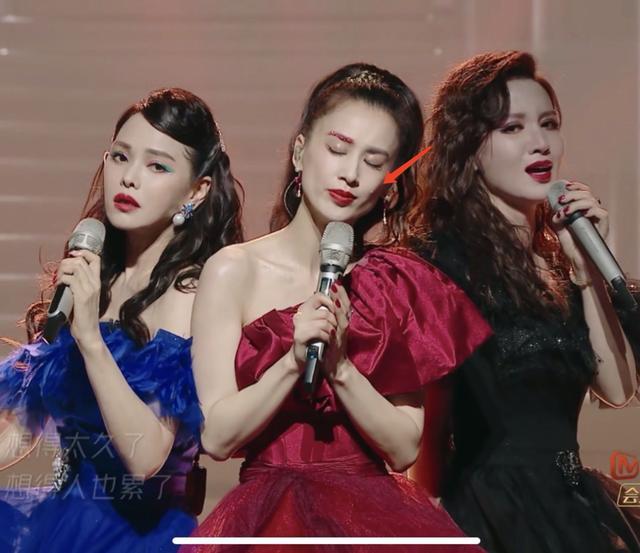黄圣依|黄圣依公演尬演灵魂出窍，嘴唇狂抖猛然掉泪，却暴露斗鸡眼缺陷