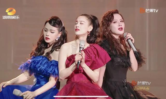 黄圣依|黄圣依公演尬演灵魂出窍，嘴唇狂抖猛然掉泪，却暴露斗鸡眼缺陷
