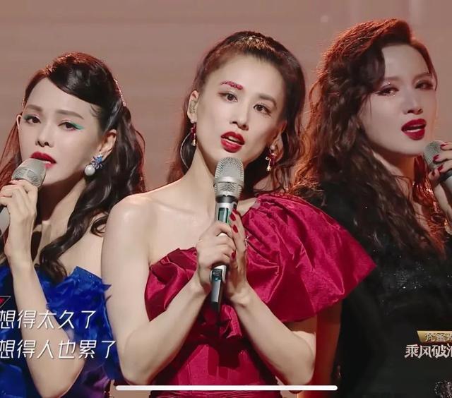 黄圣依|黄圣依公演尬演灵魂出窍，嘴唇狂抖猛然掉泪，却暴露斗鸡眼缺陷
