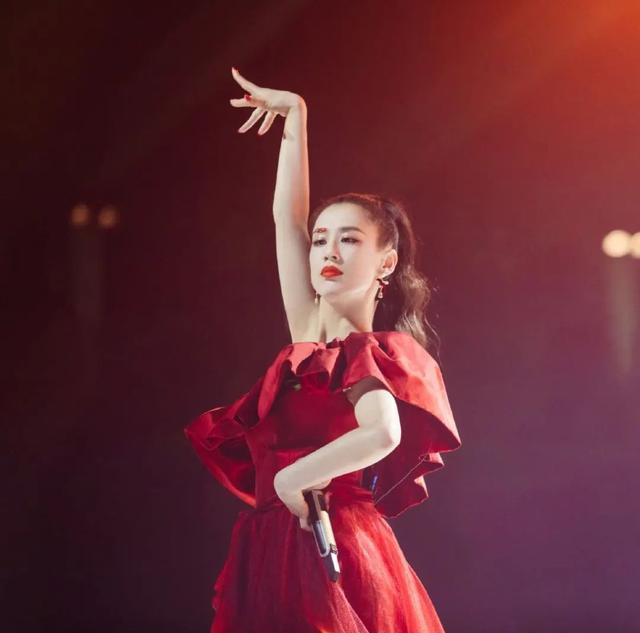 黄圣依|黄圣依公演尬演灵魂出窍，嘴唇狂抖猛然掉泪，却暴露斗鸡眼缺陷