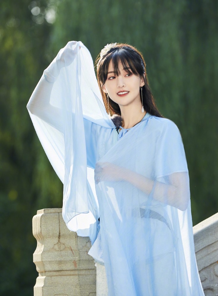 郑爽|郑爽晋升综艺咖？不去拍戏却狂上综艺，穿古装戏服配运动鞋好出镜