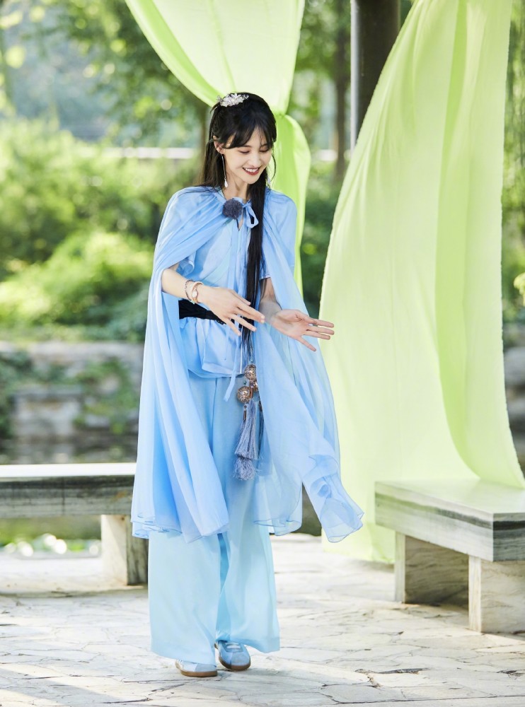 郑爽|郑爽晋升综艺咖？不去拍戏却狂上综艺，穿古装戏服配运动鞋好出镜