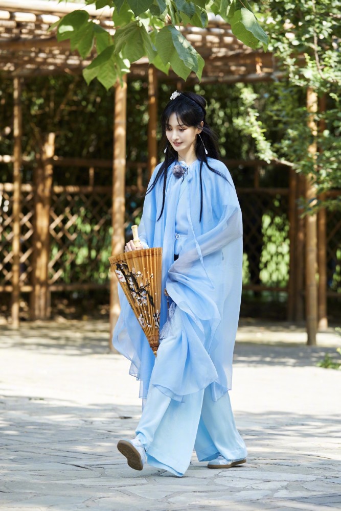 郑爽|郑爽晋升综艺咖？不去拍戏却狂上综艺，穿古装戏服配运动鞋好出镜