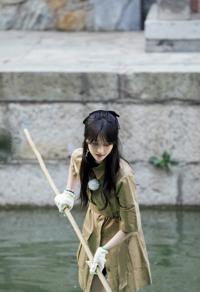 郑爽|郑爽晋升综艺咖？不去拍戏却狂上综艺，穿古装戏服配运动鞋好出镜