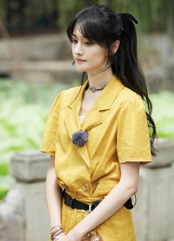 郑爽|郑爽晋升综艺咖？不去拍戏却狂上综艺，穿古装戏服配运动鞋好出镜