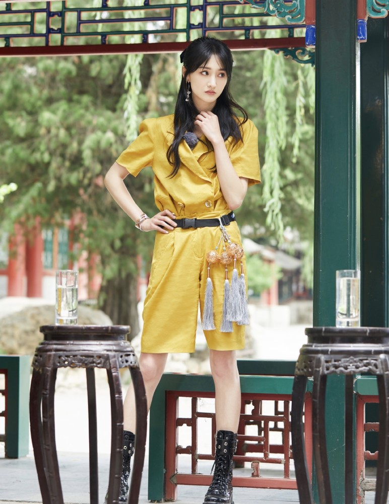 郑爽|郑爽晋升综艺咖？不去拍戏却狂上综艺，穿古装戏服配运动鞋好出镜