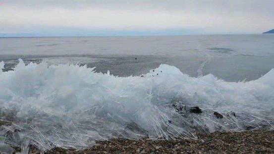 贝加尔湖畔出现奇观肉眼可见的冰浪太美了