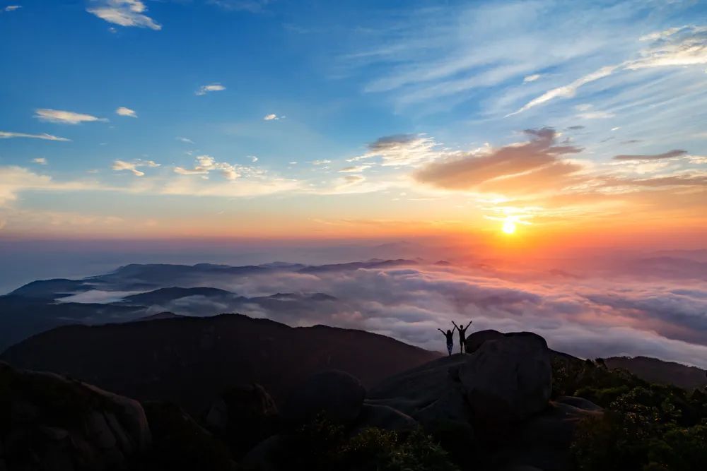过来一轮红日跃然其上接受着世间万物的致敬与注目礼星汉灿烂银河辽阔