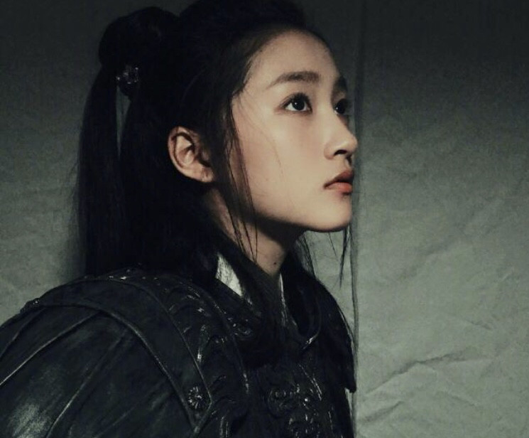关晓彤|关晓彤搭档大牌演员本色出演北京飒妞，熟女造型曝光差点认不出
