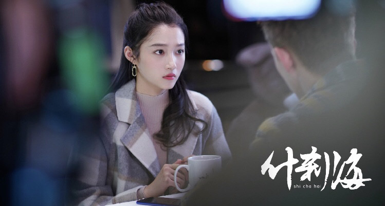 关晓彤|关晓彤搭档大牌演员本色出演北京飒妞，熟女造型曝光差点认不出