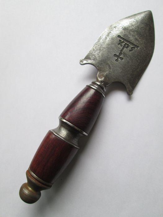 外形怪异的西班牙短剑,刀刃呈盾牌型,传统上不能作为礼物送人