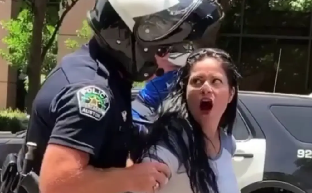 罗莎琳达·努诺·特雷维诺|美国女子遭警察袭胸视频热传，警局回答：执法符合规范