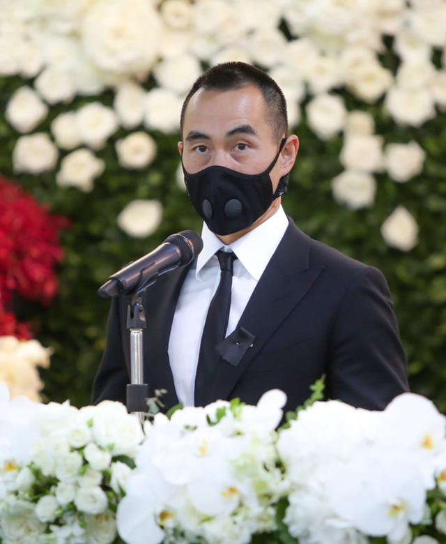 何超琼|赌王出殡现场，四名儿子整齐同框，家族排位曝光何超琼处一排末端