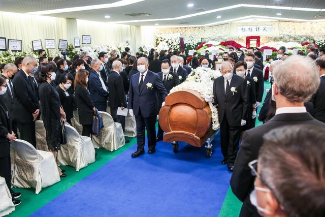 何超琼|赌王出殡现场，四名儿子整齐同框，家族排位曝光何超琼处一排末端