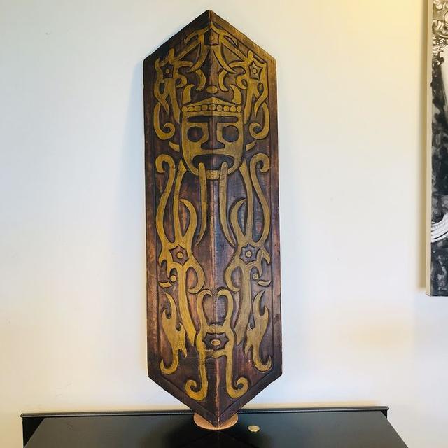 这是一个非洲黑人战士所使用的盾牌实物!足有5厘米厚,外形漂亮