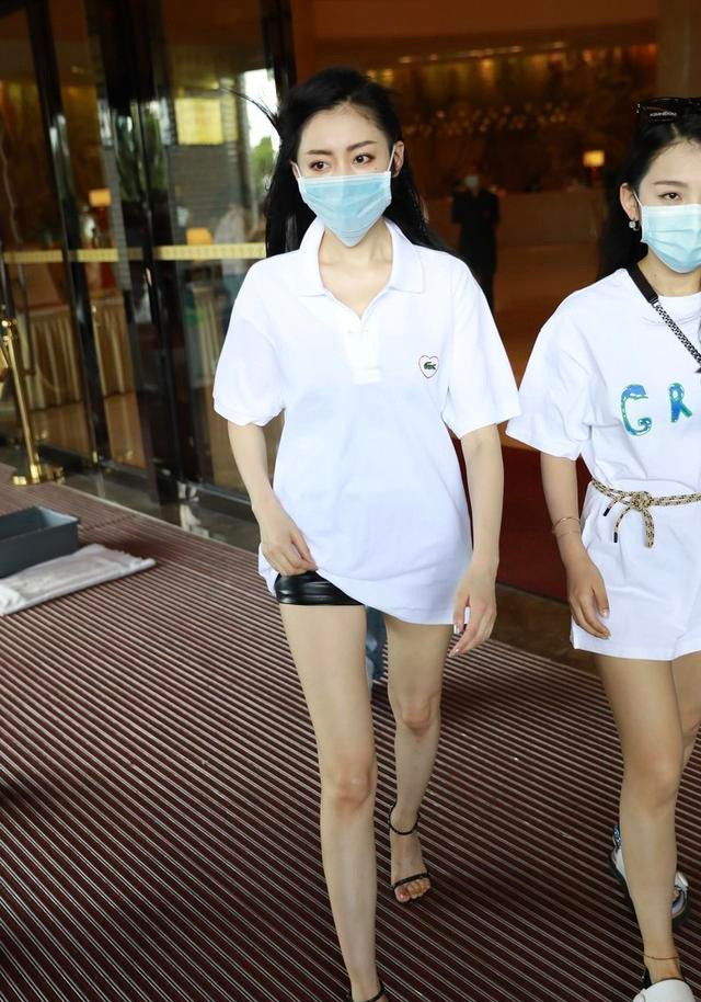 张天爱气质太好了吧,t恤配头纱这么"特",都能穿的这么美