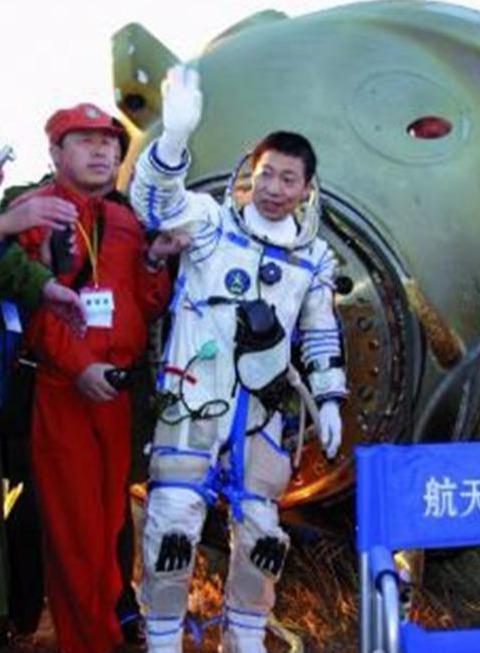 杨利伟|航天英雄杨利伟，受万人敬仰的背后，是他女儿的早逝和妻子的离职