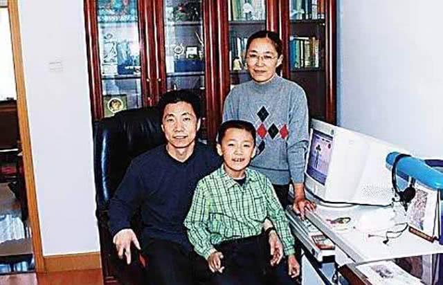 杨利伟|航天英雄杨利伟，受万人敬仰的背后，是他女儿的早逝和妻子的离职