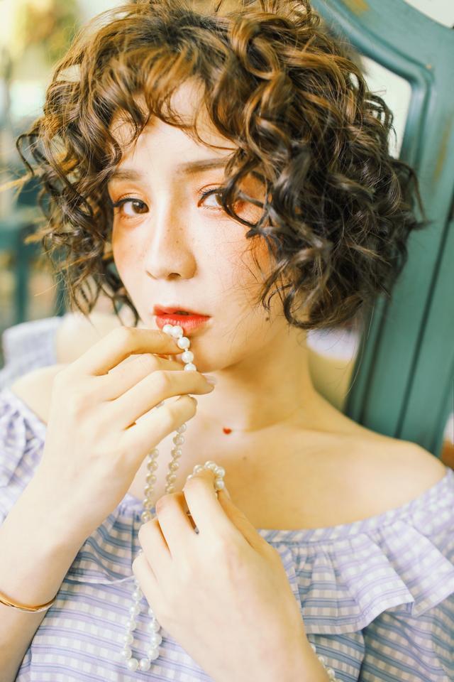 卷发美少女的休闲时间,长得好像洋娃娃