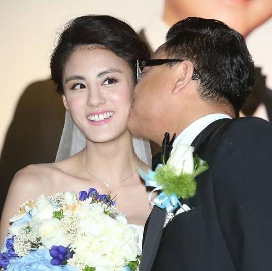 宋纪妍2013年与大17岁的百亿富豪麦升阳闪婚,两人当时结婚时宴席都足