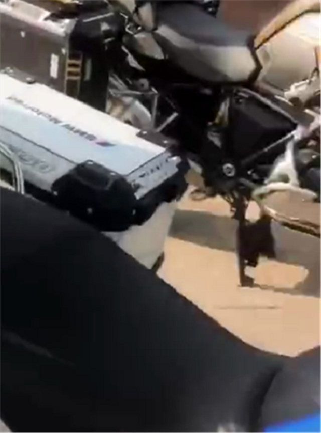 加装 遮雨棚 的宝马摩托车 排量1254cc 雨天行车还能 挡雨 腾讯新闻