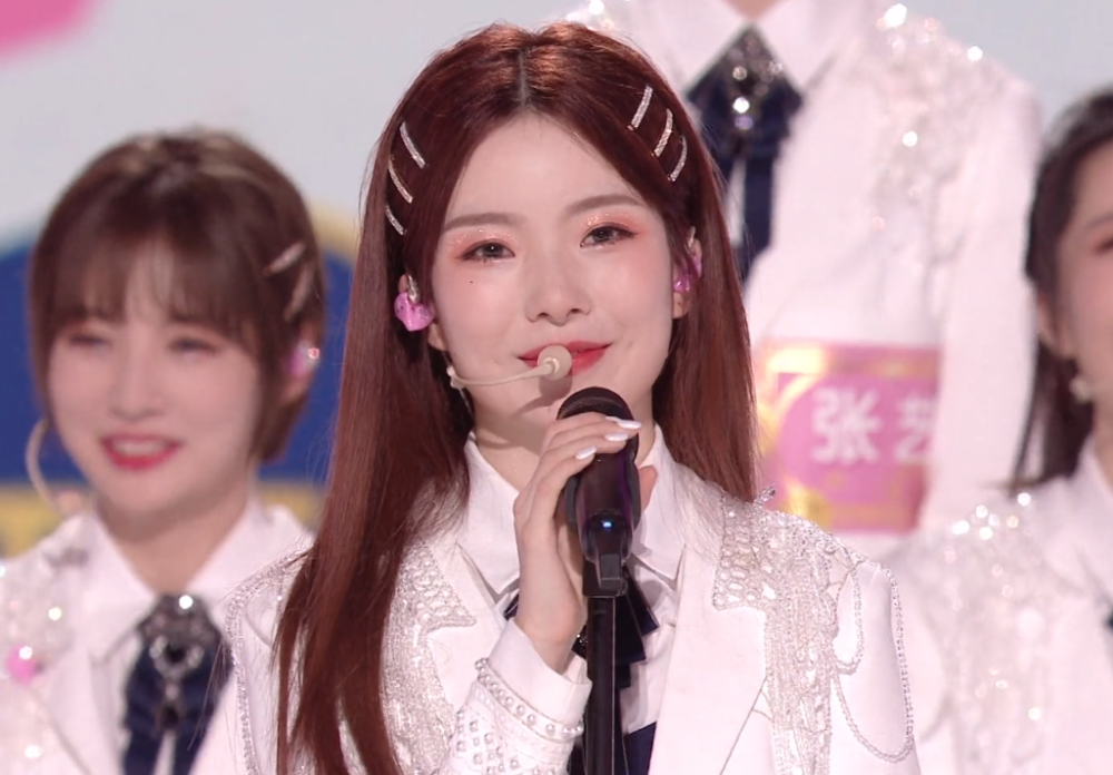 硬糖少女303|硬糖少女队长最佳人选，超话准时签到事业心极强，网友：队长非她莫属