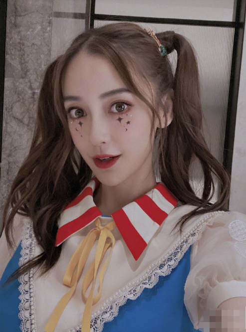 baby|Baby晒双马尾自拍，颜值酷似“小丑女”，对着镜头卖萌超可爱