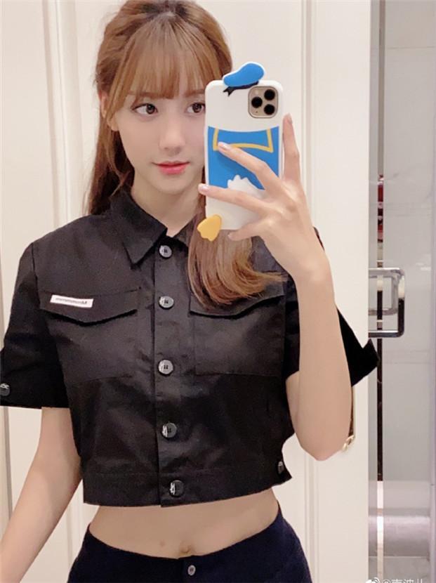 南波儿凌晨晒自拍保安服造型太吸睛网友腰是唯一缺点