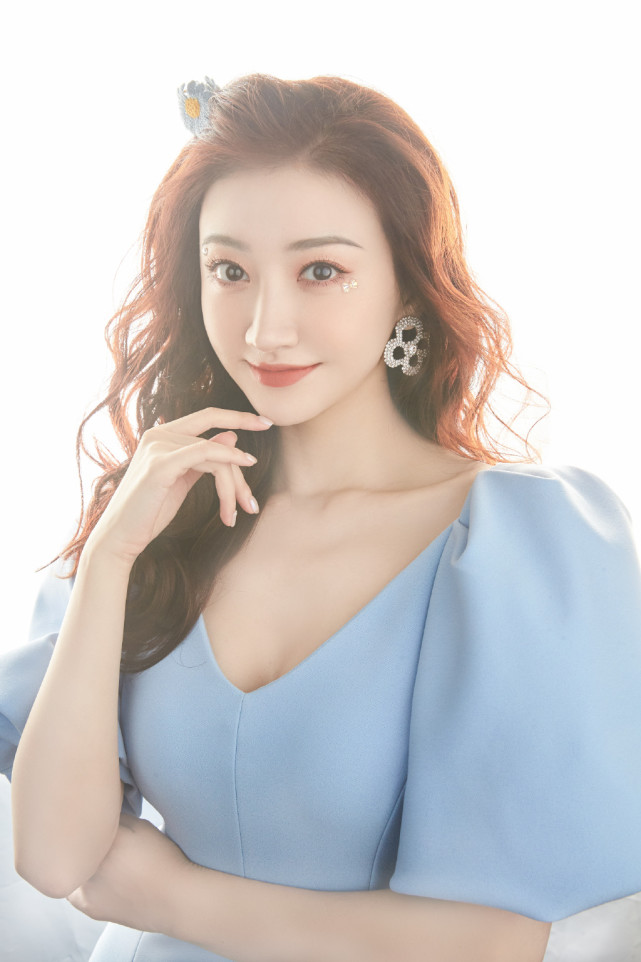 景甜越来越甜美可爱大波浪卷发搭配蓝色连衣裙简约时髦美极了