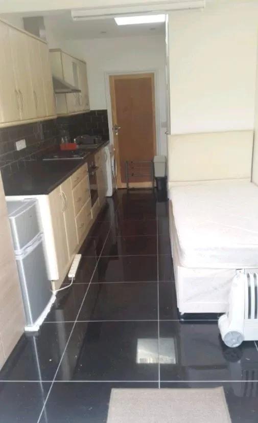 房东|英国房东竟把厨房当单间出租，网友怒了：谁会每月花6千住厨房？