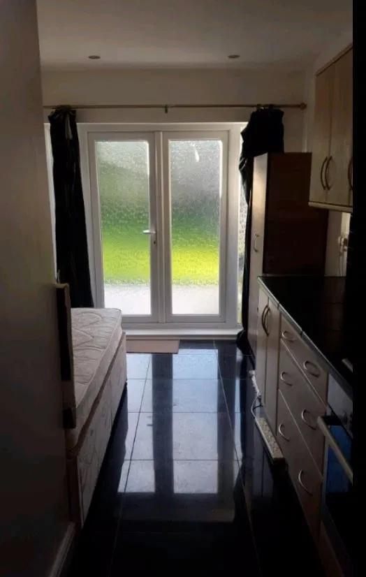 房东|英国房东竟把厨房当单间出租，网友怒了：谁会每月花6千住厨房？