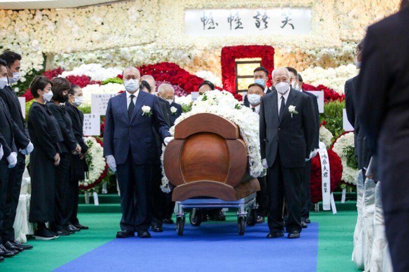 何超雄|赌王尾七！四房成员齐聚，何超雄需要人搀扶超可怜，窦骁再次现身