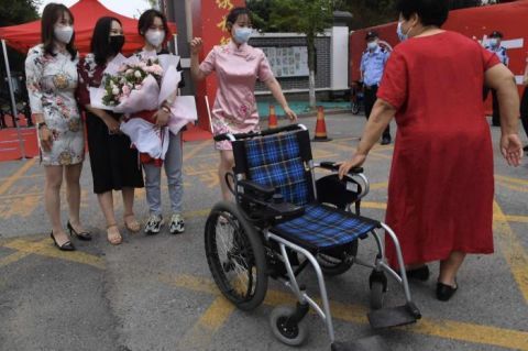 北京市第二中学|孙女高考结束 老人激动地竟自己从轮椅中站起