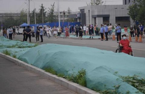 北京市第二中学|孙女高考结束 老人激动地竟自己从轮椅中站起